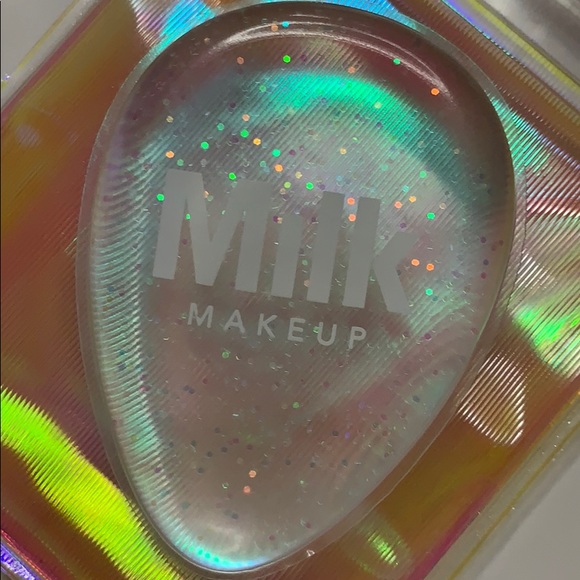 Milk foundation blend applicator - Picture 3 of 3